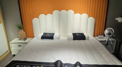 1.8/1.5钢琴床，真皮床